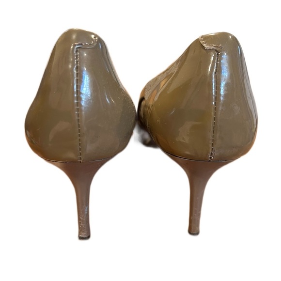 MARK & James - Badgely Mischka • beige patent leather pumps - Picture 3 of 5